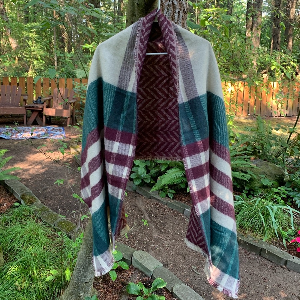 David and Young Soft Shawl NWOT